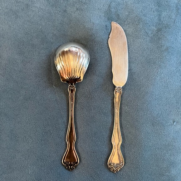 Westmoreland George and Martha silver butter knife and sugar spoon set. - Picture 2 of 5